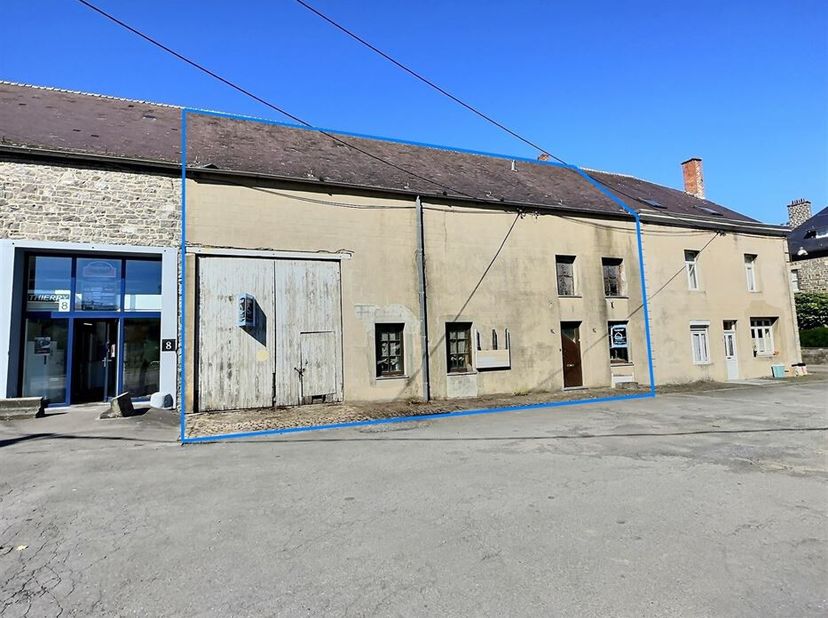 Bâtiment à rénover dans le centre de Couvin !<br />
Ce dernier offre de nombreuses possibilités d'aménagement : maison unifamiliale, maison + partie p