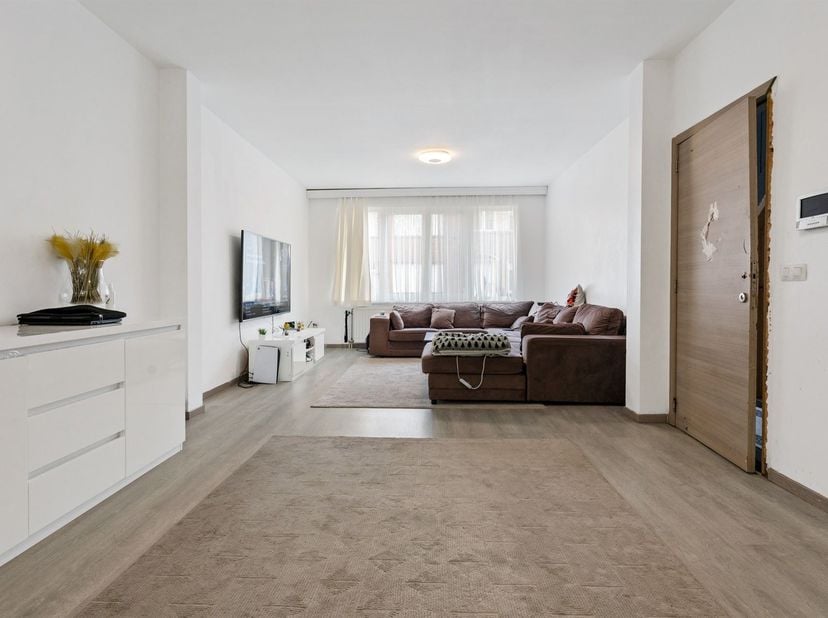 Locatie: Deze woning is gelegen in de Rik Woutersstraat, een rustige en residentiële straat in 2020 Antwerpen. Op wandelafstand van openbaar vervoer,