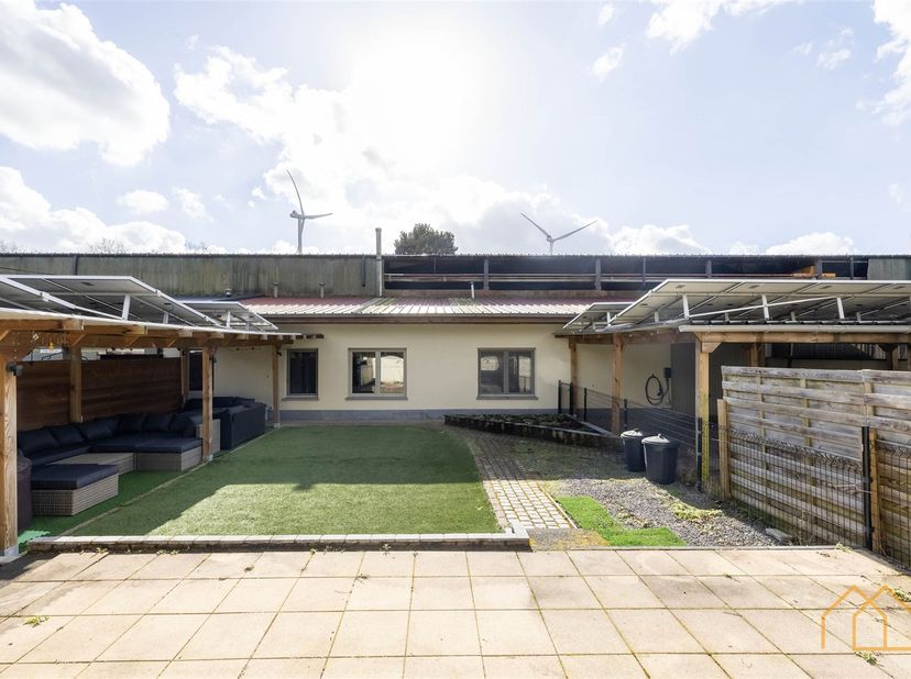 Welkom in deze uniek gelegen woning in Olen! Met een bewoonbare oppervlakte van 90 m², op een perceel van 248 m² is het ideaal als woonst of vakantiew