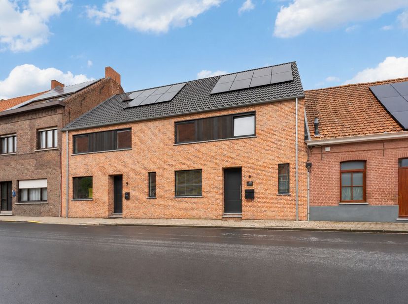 Energiezuinige woning met uitweg te koop in Lauwe<br />
Je betreedt de woning via de inkomhal met gastentoilet en komt vervolgens in de gezellige leef