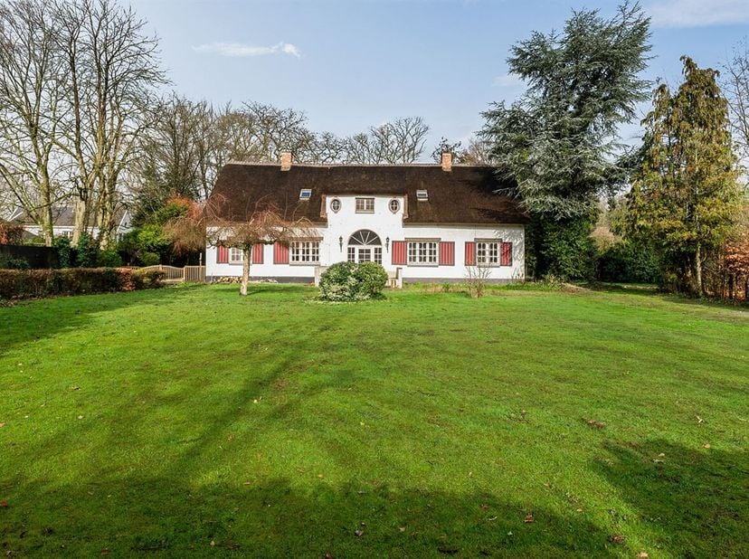 Ligging: Op een uitzonderlijk ruim en discreet gelegen perceel van ca. 2.600 m², op wandelafstand van het centrum en het park van Brasschaat, bevindt