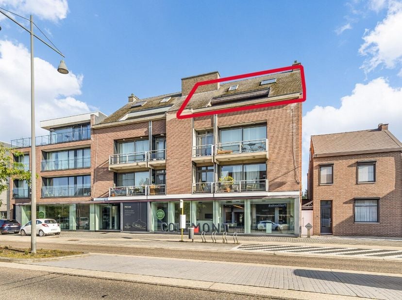 Dit modern en smaakvol ingericht duplexappartement van 122 m² (volgens EPC) combineert ruimte, comfort en een uitstekende ligging.Voor meer info ga na