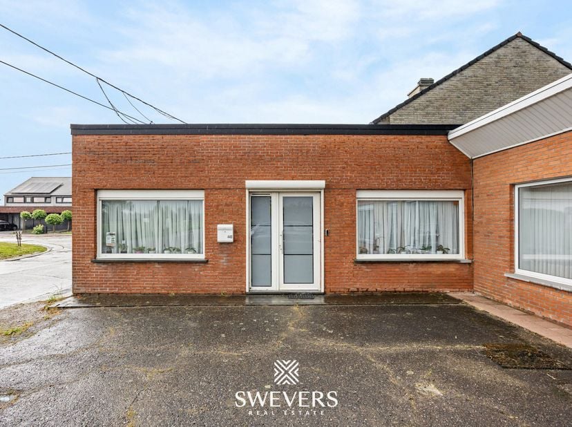 Voor meer info en fotos, surf naar www.swevers.be  Instapklare gesloten bebouwing op een rustige, landelijke locatie in Zoutleeuw. Deze woning aan de