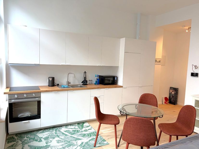 Institutions Européennes / Place Jourdan. 1ère occupation après travaux. Bel appartement meublé. 1 chambre, 1 salle de douche, living/salle à manger,