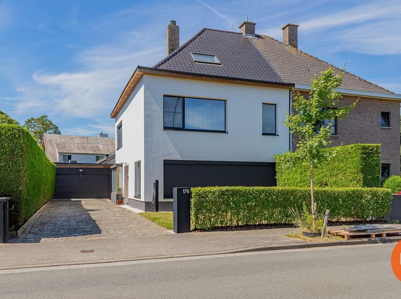 EERSTE BEZOEKDAG ZONDAG 28/06 VAN 10U TOT 13U (enkel op afspraak)<br />
GENTBRUGGE – Deze ruime instapklare gezinswoning van maar liefst 238 m² werd g