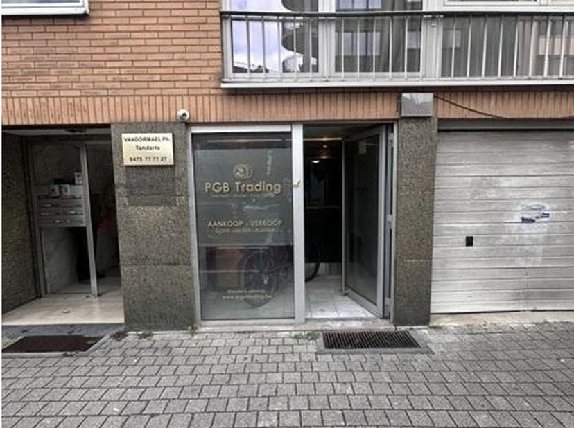Bureau avec toilettes à proximité de la gare de Malines