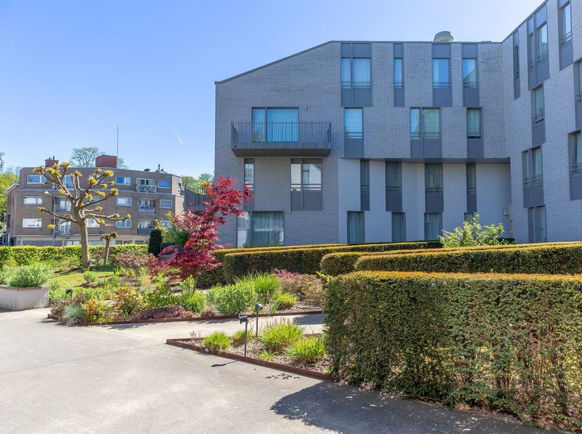 Property One, uw vastgoedpartner in Ukkel, biedt u een prachtig appartement met 2 slaapkamers, ideaal gelegen tussen de Saint-Job buurt en de Prince d