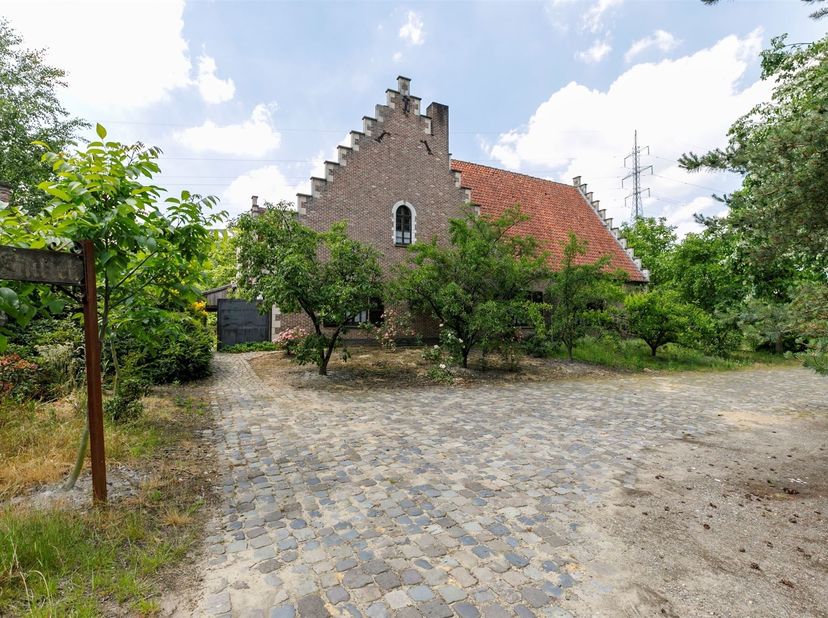Te renoveren landhuis met bijgebouwen op circa 2,9ha.<br />
<br />
Ligging: Rustig gelegen in een bosrijke omgeving aan de noordelijke rand van Poed