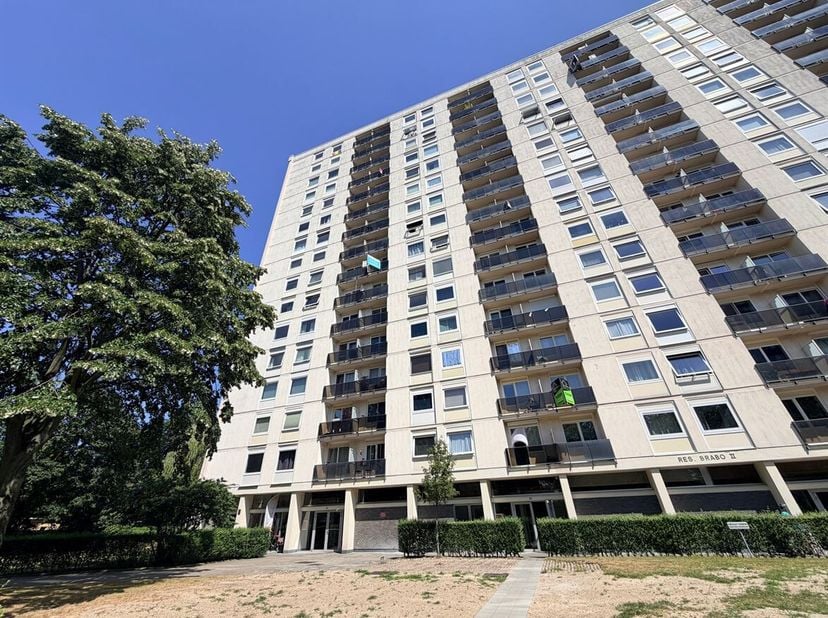 Twee-slaapkamerappartement met terras en autostaanplaats te huur!<br />
Ligging: Het appartement ligt op wandelafstand van het Sint-Annastrand en het