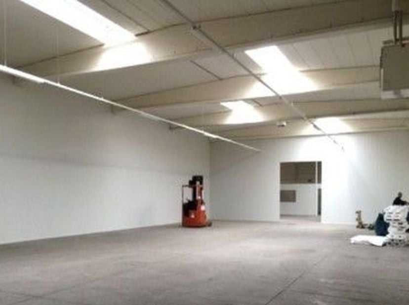 Gemengd bedrijfsgebouw te huur in Zaventem. Kantoor van 270 m² en magazijn vanaf 90 m². Direct nabij R0, station Zaventem en Brussels Airport.<br />
<