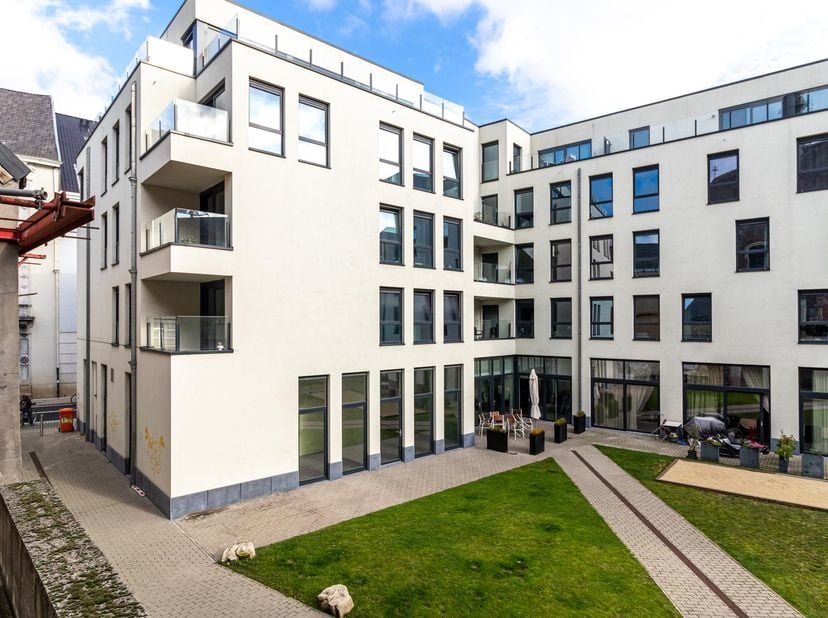 Ligging<br />
De handelsruimte maakt deel uit van de residentie "Collegehof" en is gelegen in de Sint Michielsstraat te Gent. <br />
Een makkelijke ve