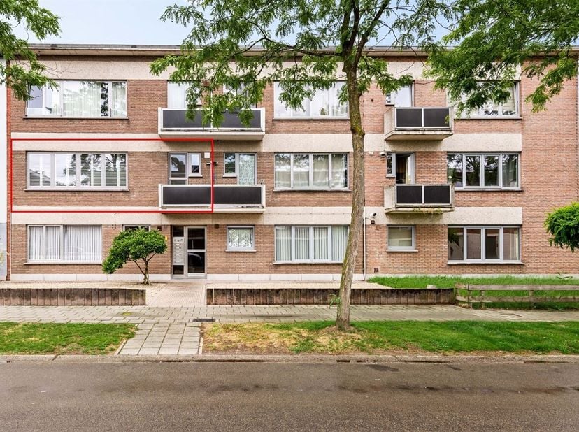 Prachtig gerenoveerd appartement (95m²) voorzien van 3 slaapkamers en zonnig terras (autostaanplaats) op toplocatie te Lint biedt tal van mogelijkhede