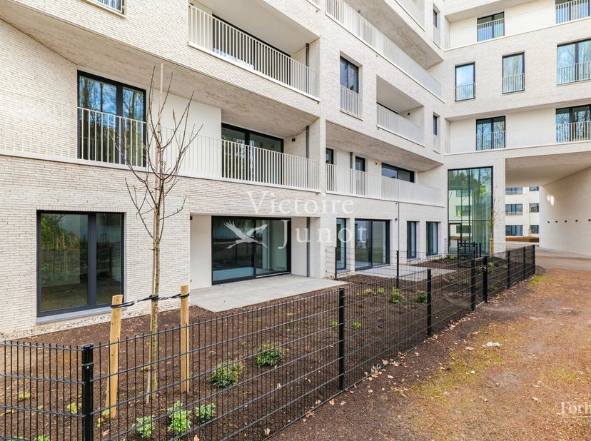 Het gloednieuwe W project biedt u op de begane grond, een 2 slpk appartement (Premium afwerking), waarvan de leefruimte is uitgebreid met een super in