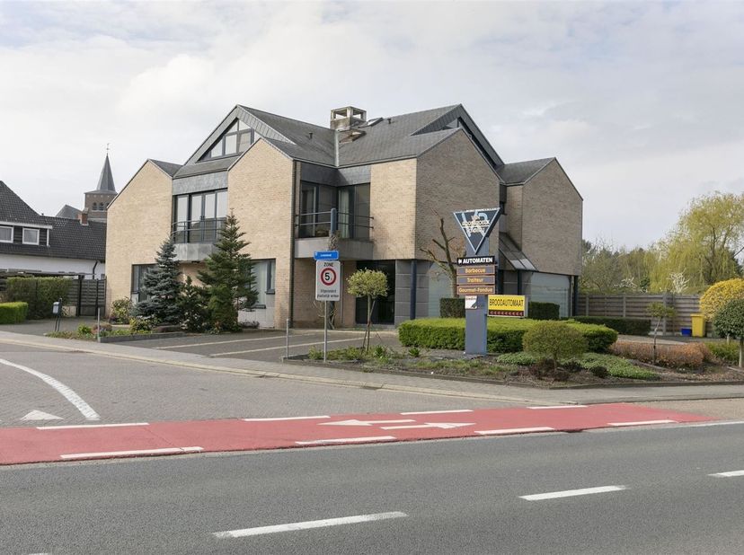 Opbrengsteigendom bestaande uit handelszaak met twee appartementen op 14a32ca.<br />
<br />
Ligging: Op een drukke verbindingsweg nabij het centrum