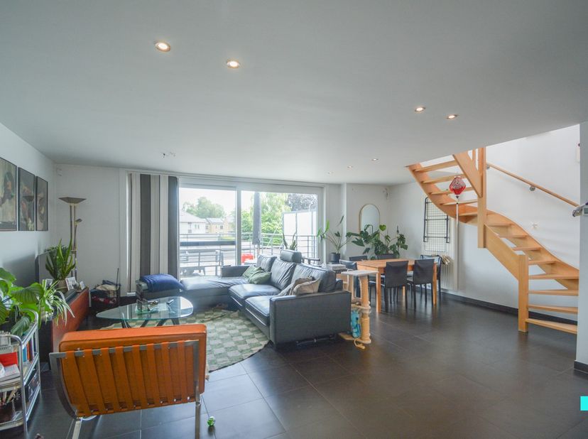 Dit recente en zeer energiezuinige duplex-appartement is gelegen op de eerste verdieping van een zeer kleinschalige residentie, uitstekend gelegen in