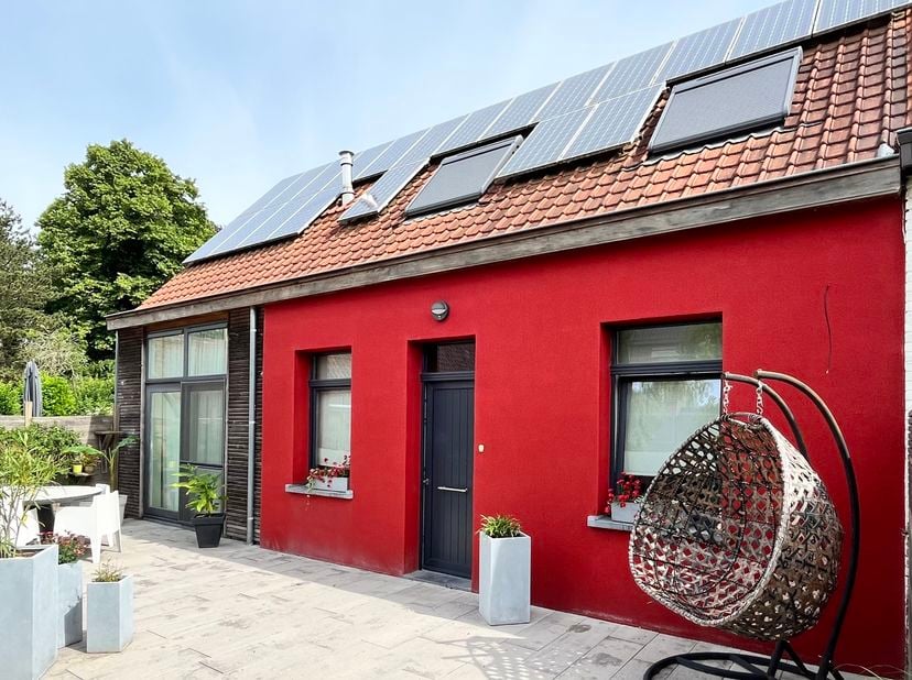 Bent u op zoek naar comfortabele en gezellige woning? Dan is deze verzorgde woning met een bewoonbare oppervlakte van ruim 150m² beslist een bezoek wa