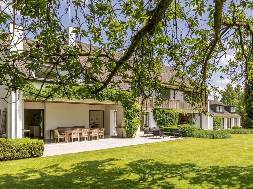 Dans le prestigieux quartier d'Hoogvorst , à l’abri de toute nuisance, cette propriété d’exception développe une surface habitable de ± 1.100 m², au c