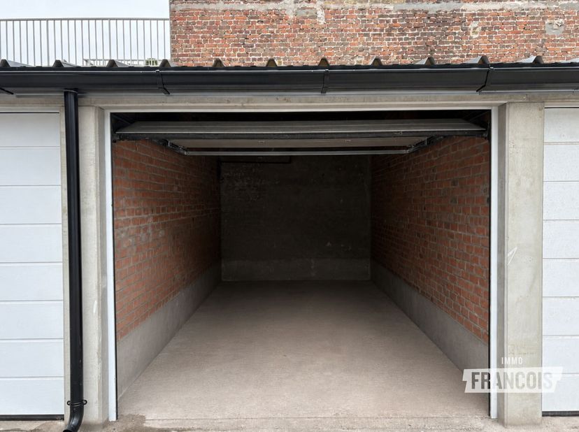 Op zoek naar een praktische, gegeerde en centraal gelegen garagebox in het hart van Blankenberge? Deze garagebox van 16 m² bevindt zich op de gelijkvl
