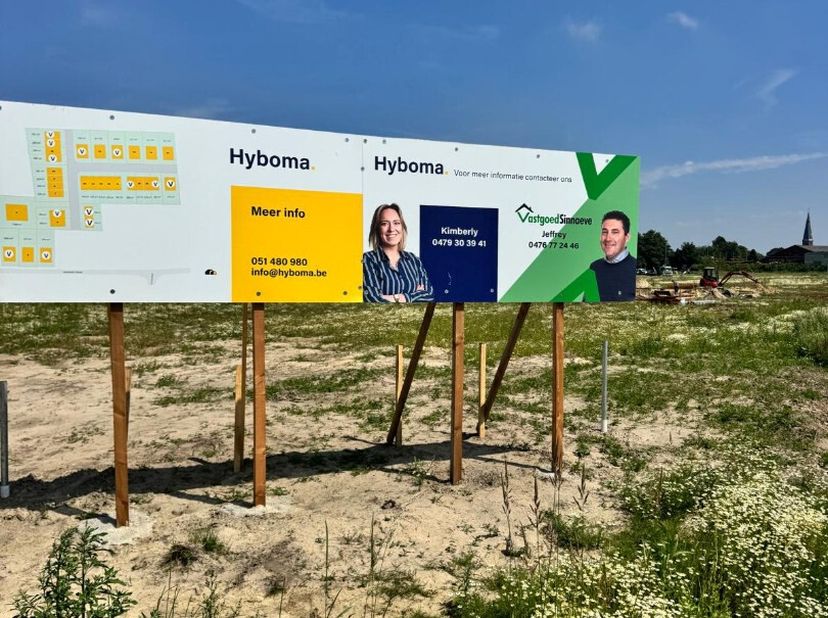 Langs de Hovaerestraat (rechts naast huisnummer 70) in Koekelare realiseren ze deze nieuwe verkaveling waar lot 18 te koop is. Je woont er op een boog