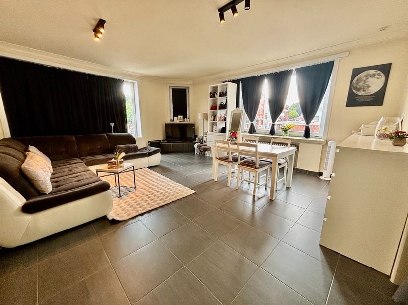 Dit verzorgd hoekappartement bevindt zich op de eerste verdieping en biedt een aangename woonomgeving met veel natuurlijk lichtinval. Via de inkomhal
