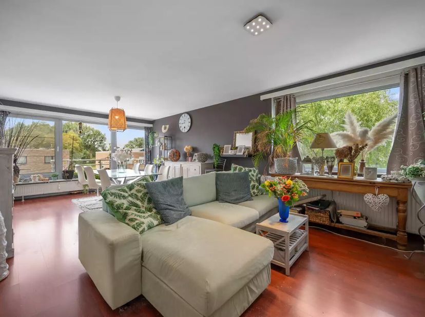 Dit gezellige, ruime appartement bevindt zich op de tweede verdieping van het gebouw en beschikt over een totale vloeroppervlakte van 99 m² (waarde vo