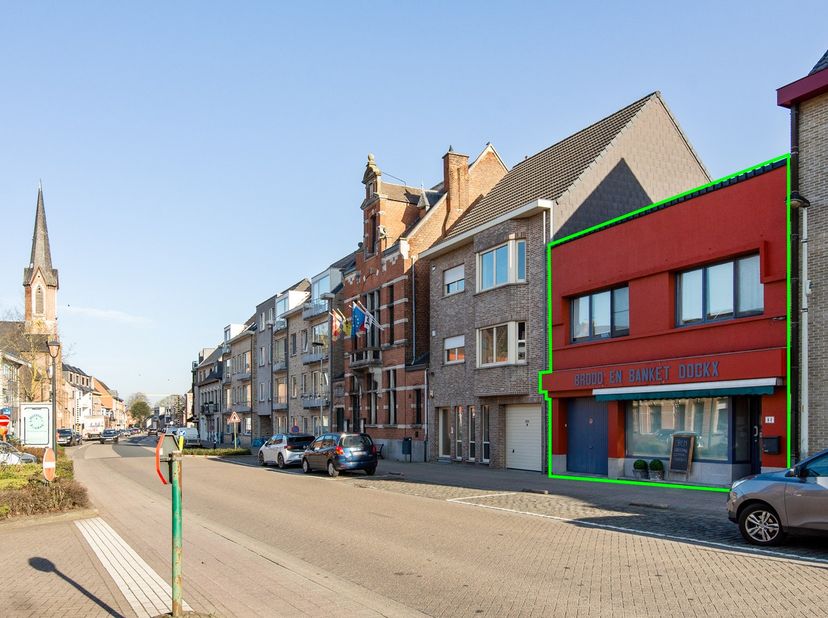 Deze woning ligt op een toplocatie in het centrum van Koningshooikt.<br />
<br />
Momenteel heeft deze woning vooraan een winkelruimte maar eventueel