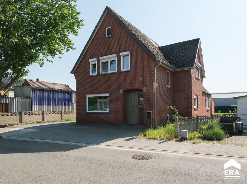 Bent u op zoek naar een woning die u volledig naar eigen smaak kunt afwerken? Dan biedt deze vrijstaande woning op een perceel van 8a12ca een uitsteke