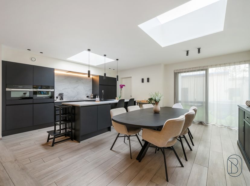 Volledig gerenoveerde woning te koop in het centrum van Berchem (Kluisbergen), waar kwaliteit, ruimte en energiezuinig wonen centraal staan. Deze woni