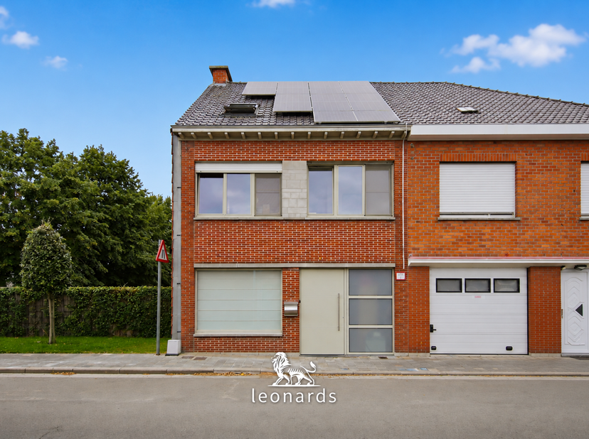 Découvrez cette agréable maison familiale située à Hulste, où espace, confort et fonctionnalité se conjuguent parfaitement. Implantée dans un quartier