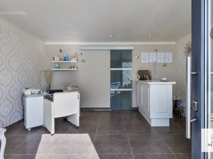 Bien professionnel à vendre
                    à 3128 Baal