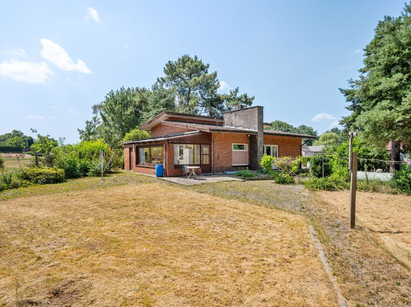 Te renoveren woning op een ruim perceel van 1.828 m² in een groene omgeving te Balen. Deze compacte gezinswoning beschikt over een inkomhal, leefruimt