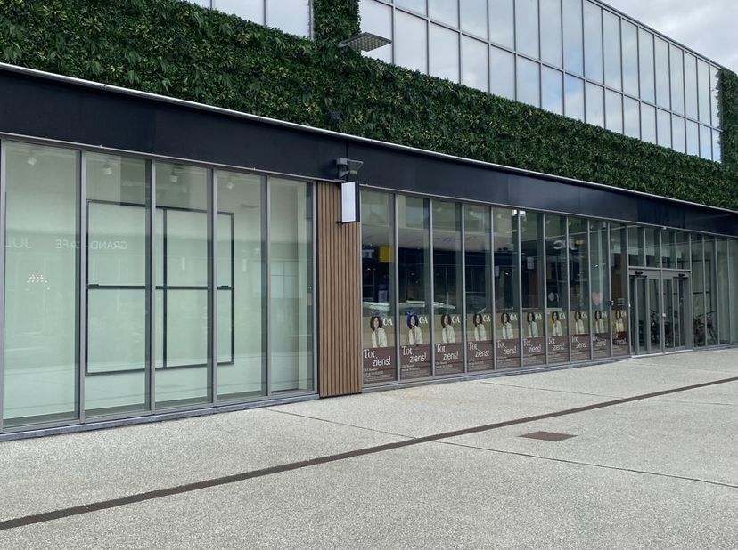 Gelegen in het commerciële hart van Beveren maakt dit handelspand deel uit van De Warande, een recent vernieuwde en aantrekkelijke winkelomgeving waar