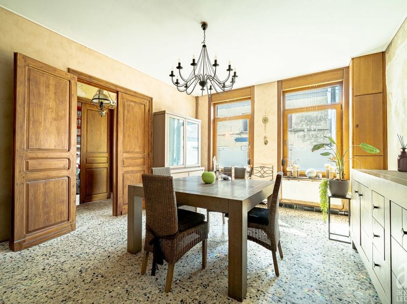 L’Agence Leclercq vous présente une maison 4 chambres au charme certain, offrant de beaux volumes et un agréable espace extérieur. Sa toiture récemmen