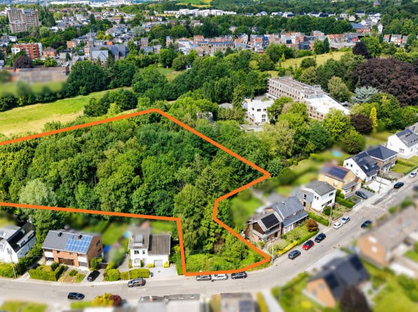 Vaste parcelle de terrain d'une superficie de 9.234 m² située en zone d'habitat idéalement situé sur les hauteurs de Liège, à proximité de l'hôpital d