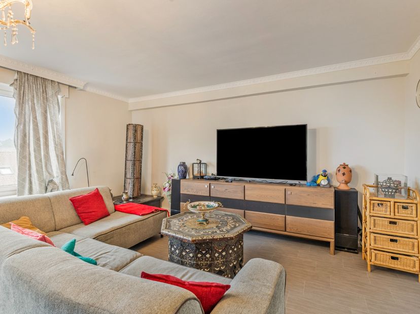 GROOT GROTER GROOTST. Beleef dit royaal appartement met ons.<br />
Gelegen op de 3° en hoogste verdieping van een kleinschalige residentie. De praktis