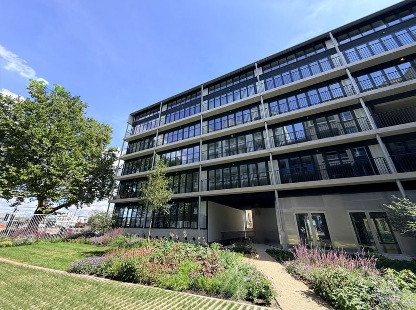 Appartement neuf d'une chambre avec place de parking à louer !<br />
 <br />
Situation : Appartement très bien situé sur la Slachthuislaan à Anvers,