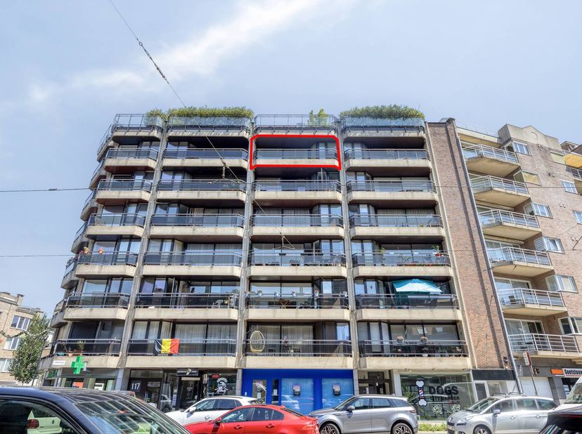 Te koop in Deurne aan de Turnhoutsebaan 119 - een instapklaar, ruim (110m²) en mooi onderhouden appartement op de 6de verdieping met uitzicht over het
