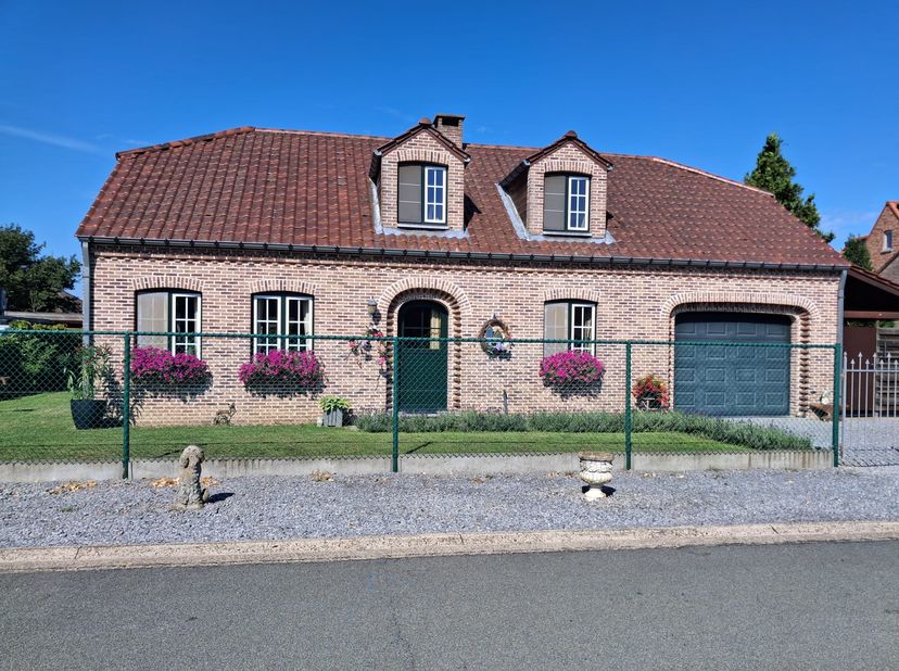 Rechtstreekse verkoop door eigenaar.<br />
Woonoppervlakte  150 m² (Berekening volgens de Nederlandse NEN 2580-norm is de woonoppervlakte 206 m² )<br