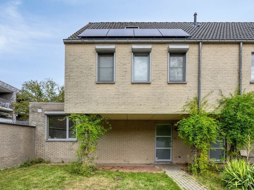 Ontdek deze stijlvolle en instapklare woning gelegen in een afgesloten woonerf. Modern wooncomfort, een aangename lichtinval en een praktische indelin
