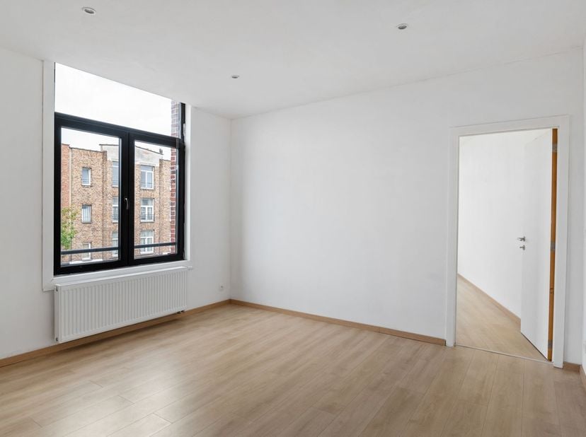 Dit gerenoveerde appartement bevindt zich op de tweede verdieping van een kleinschalig gebouw op de Lakborslei in Deurne. Dankzij de ligging in een ho