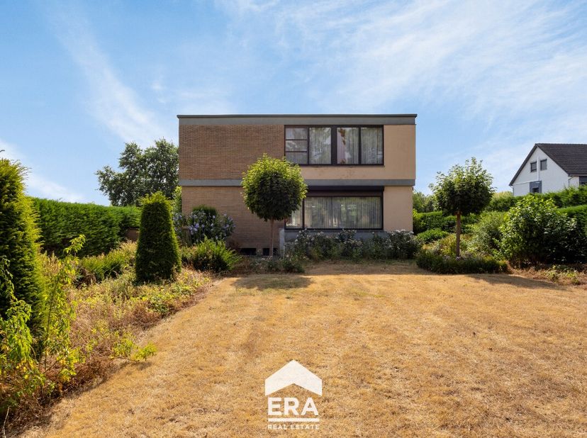 Gelegen in het groene Maasmechelen geniet deze woning van een rustige ligging, omringd door natuur en toch verrassend centraal. Dankzij de nabijheid v