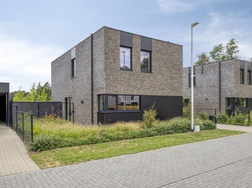 Instapklaar, energiezuinig en tot in de puntjes afgewerkt: deze stijlvolle BEN-woning aan de bosrand in Lommel combineert rust en groen met een bijzon