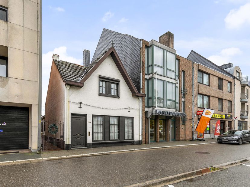 In de dorpskern van Neeroeteren gelegen halfvrijstaande woning met 2 slaapkamers. Deze woning met bouwjaar 1947 is voorzien van centrale verwarming op