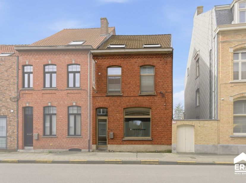 [[ CE BIEN PARTICIPE À LA JOURNÉE MAISONS OUVERTES ERA LE 19/9 DE 16:00 À 17:00 ]] À vendre : maison semi-ouverte pleine de charme au centre de Poperi