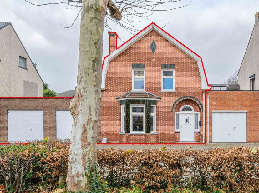 RUIME GEZINSWONING MET DIEPE TUIN - <br />
<br />
Met 4 slaapkamers, grote garage en diepe tuin – boordevol potentieel.<br />
Ben je op zoek naar een