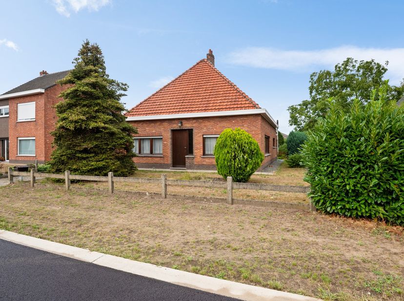 Op een rustige locatie in Oelegem bevindt zich deze vrijstaande laagbouwwoning aan de Louis Ecranlaan 7. De woning is te renoveren, maar biedt dankzij
