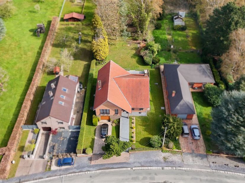 Zeer aantrekkelijke 4-gevelwoning, ideaal gelegen in een rustige, groene omgeving in Waudrez, met ruime accommodatie en een aangename woonomgeving. De