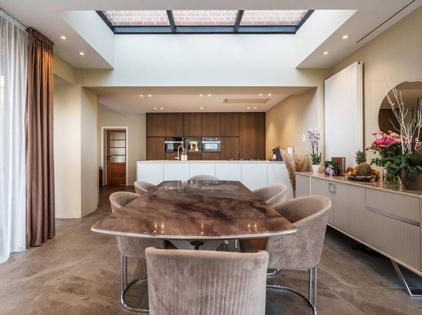 Cette propriété de caractère offre une surface habitable de pas moins de 419 m² sur un terrain de 1 426 m², située dans un excellent emplacement comme