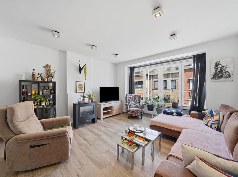 Deze verzorgde bel-étagewoning in Bredene combineert ruimte, comfort en een praktische indeling op een uitstekende locatie. Met een bruikbare vloeropp