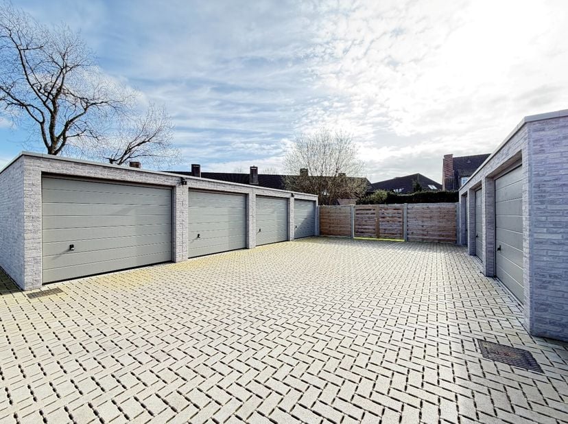 In het nieuwbouwproject 'Residentie De Kleine Klokke' te Sint-Andries, bieden wij deze garagebox aan. Vlotte bereikbaarheid naar de expressweg, centru